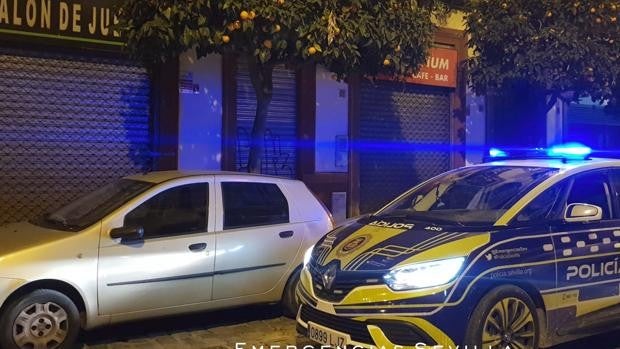 Dos heridos tras desplomarse el falso techo de un salón de juegos de Sevilla