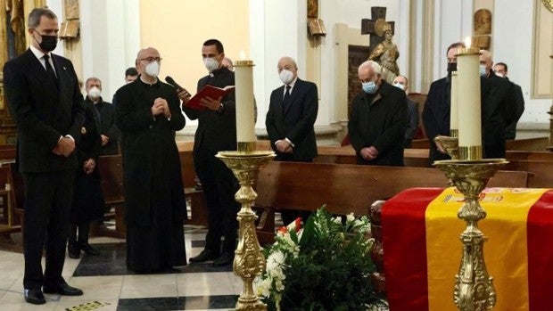 Monseñor Asenjo y el cardenal Amigo, juntos en el funeral del arzobispo Juan del Río en Sevilla