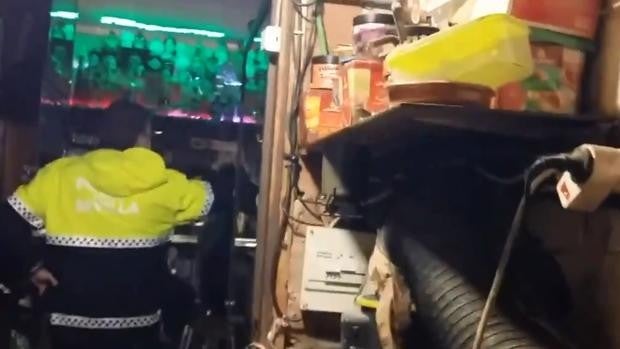 La Policía desaloja un bar en Sevilla que funcionaba a puertas cerradas con 12 personas en su interior