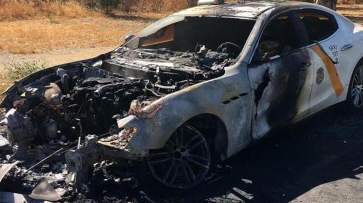 Estado en el que quedó el taxi tras el incendio ocurrido en agosto del año pasado