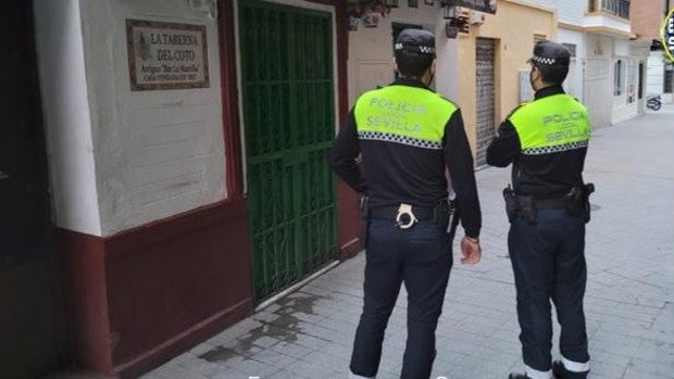 La Policía Local denuncia un bar de la calle Huelva de Sevilla por estar en funcionamiento a puerta cerrada