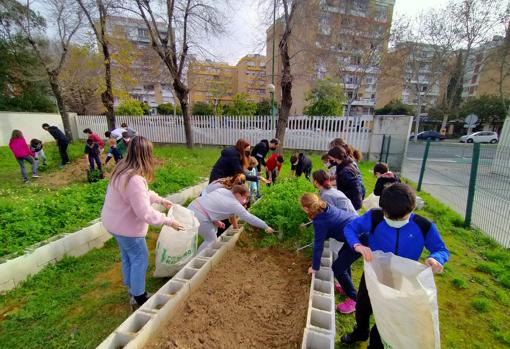 El huerto escolar y los parques cercanos al centro han servido de nuevos escenarios