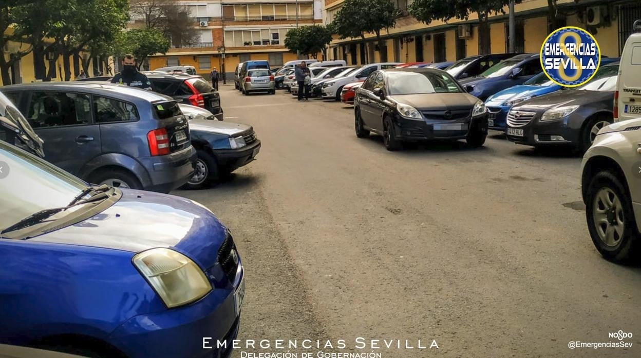 Los agentes investigan en la calle Ciudad de Buñol lo ocurrido esta mañana con un conductor de 63 años