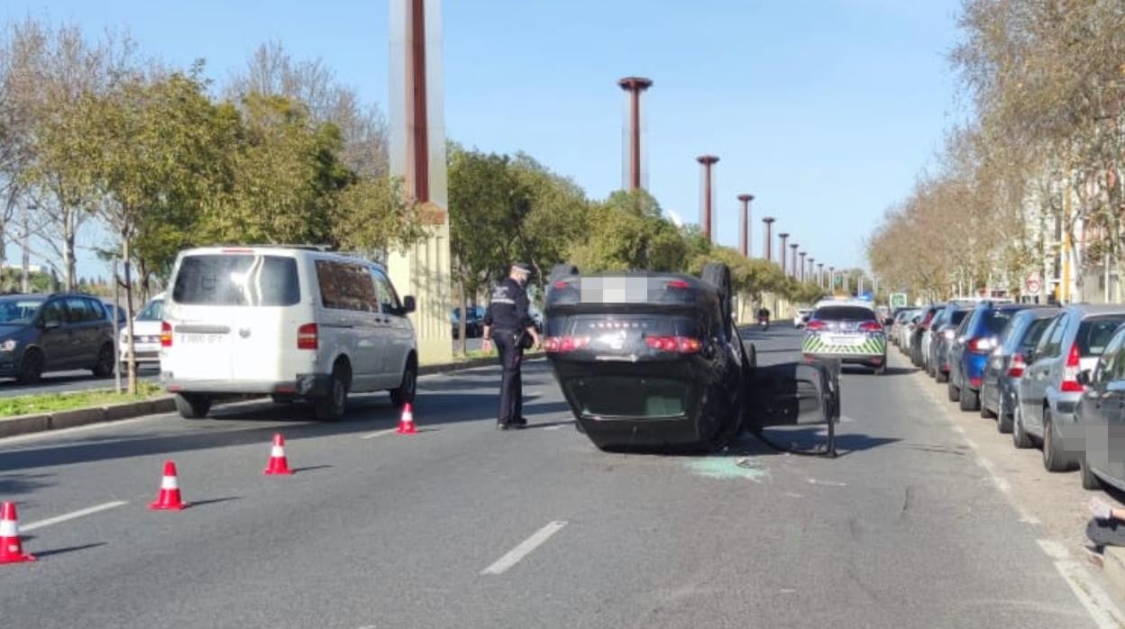 El vehículo siniestrado en la calle Torneo