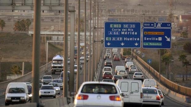 Retenciones de varios kilómetros en los principales accesos a Sevilla a causa de la niebla