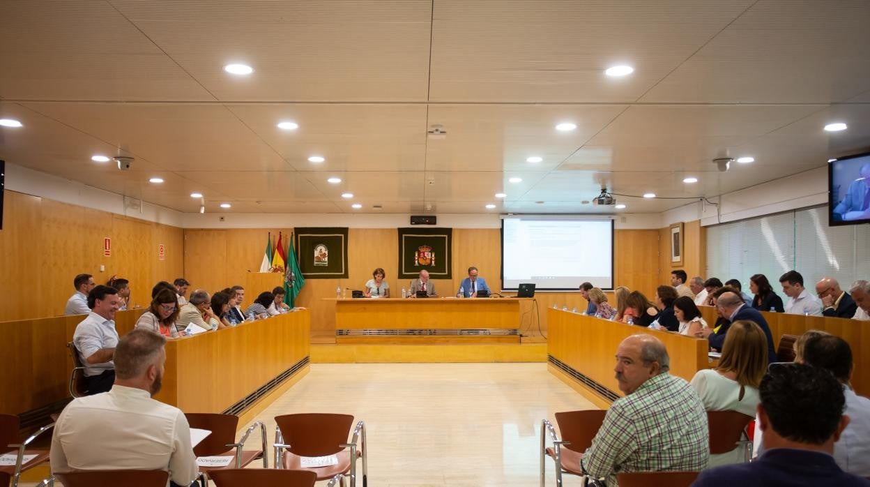 Celebración de un pleno de la Diputación de Sevilla, en una imagen de archivo