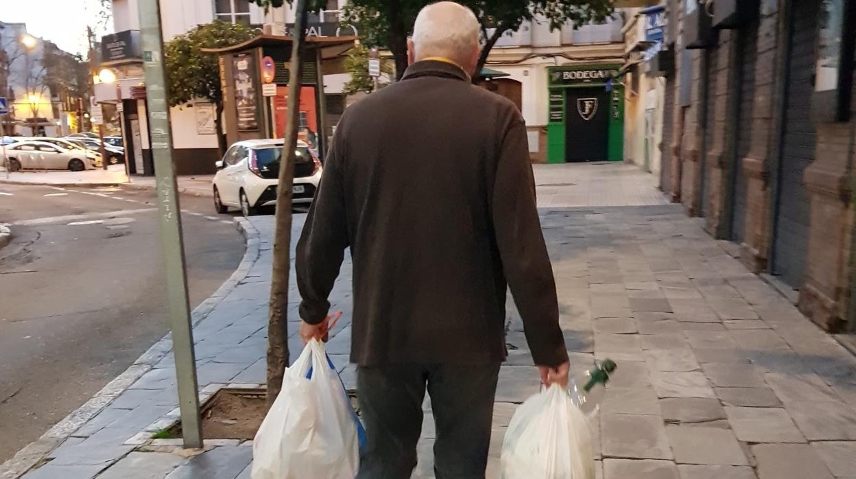 Un vecino del Arenal yendo a tirar la basura a la calle Adriano