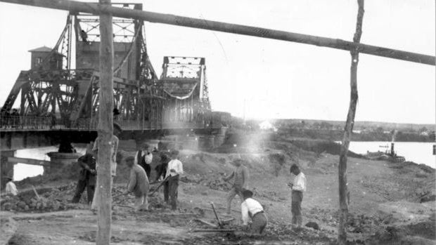 #ArchivoABCsev: la larga historia del puente itinerante de Sevilla