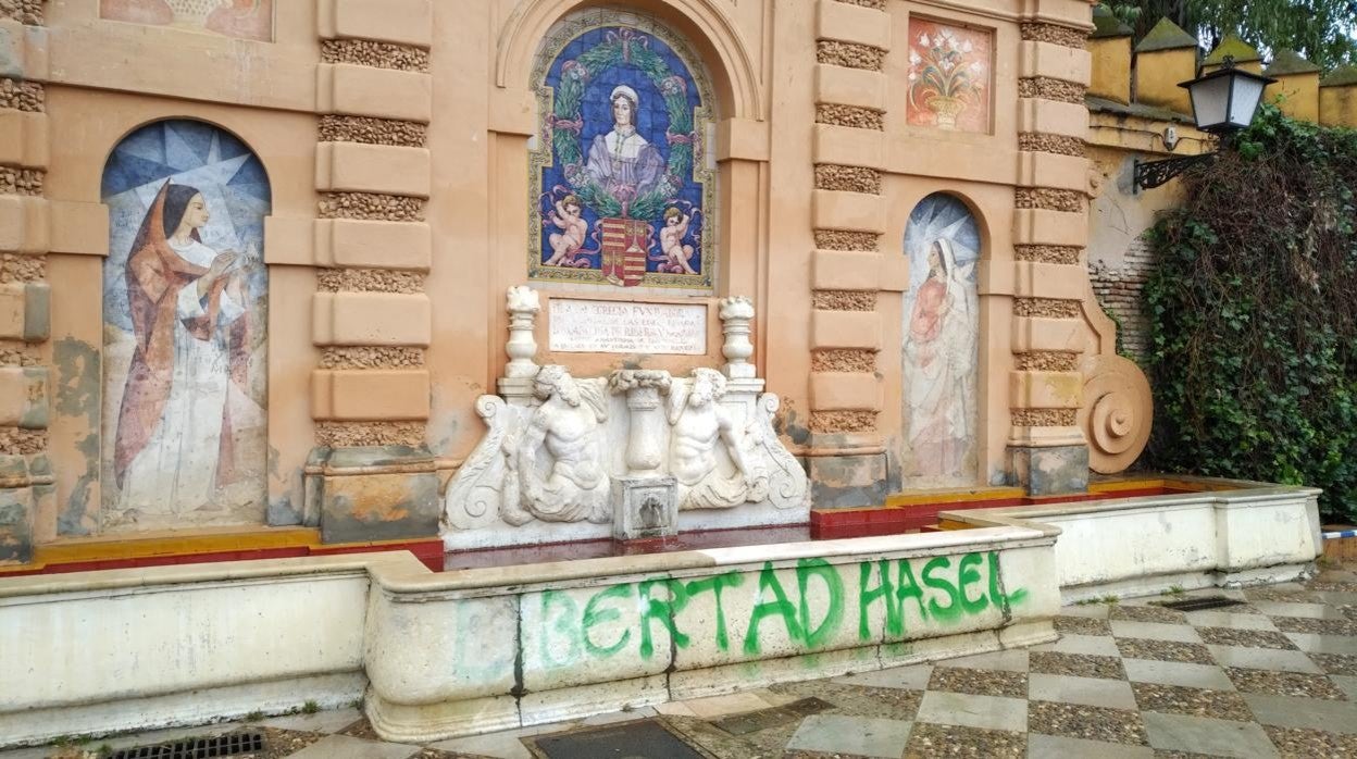 Monumento a Catalina de Ribera en el paseo del mismo nombre