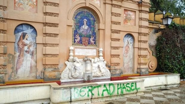Vandalizan el monumento a Catalina de Ribera de Sevilla con pintadas en apoyo a Pablo Hasel