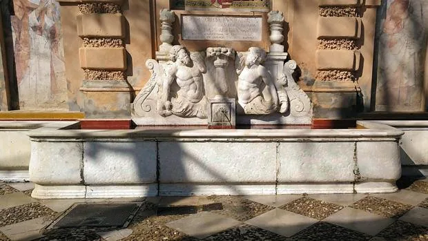 El Ayuntamiento de Sevilla limpia el monumento a Catalina de Ribera tras las pintadas de apoyo a Hasel