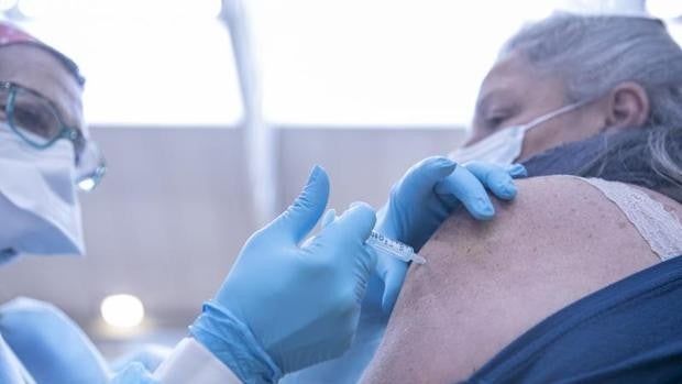 El ritmo de nuevos casos sigue a la baja en Sevilla, pero se notifica casi una treintena de muertes en 24 horas