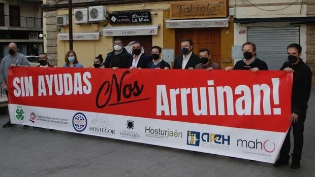 Los hosteleros sevillanos solicitan a la Junta de Andalucía aumento de aforo y horarios