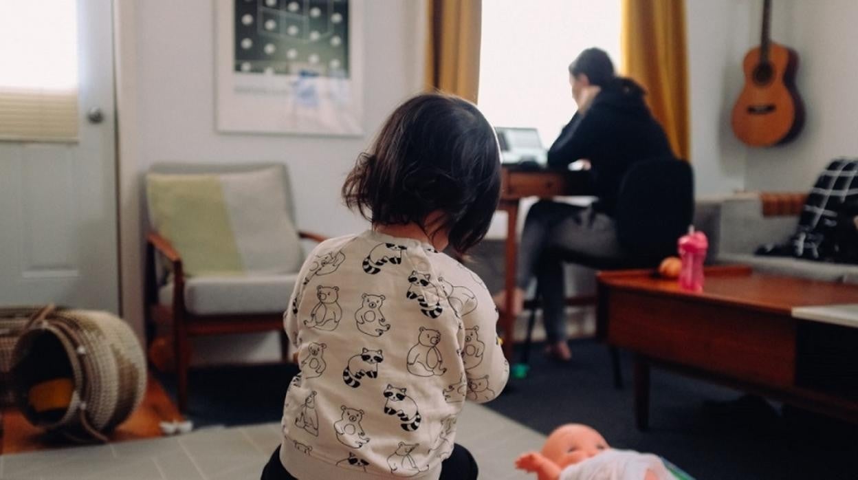 Una niña juega en casa