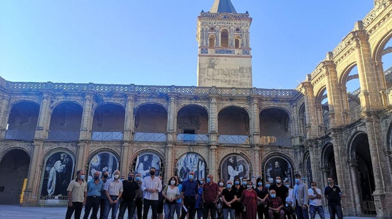 Antonio Muñoz, en el centro de la imagen, en el claustro del monasterio de San Jerónimo