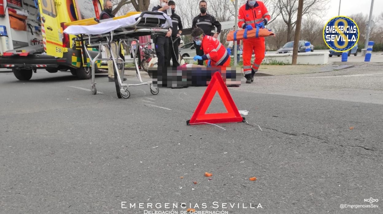 Personal sanitario atendiendo al motorista herido en el Polígono Calonge