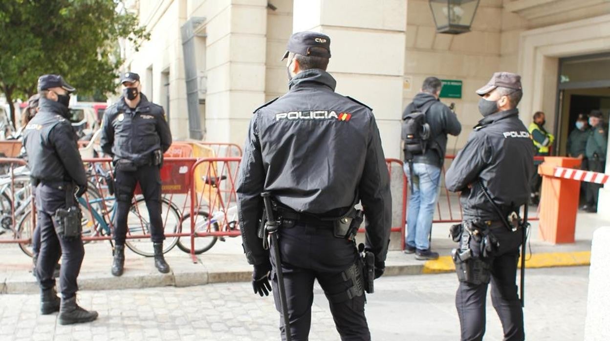 Varios agentes vigilan la entrada de los juzgados este jueves