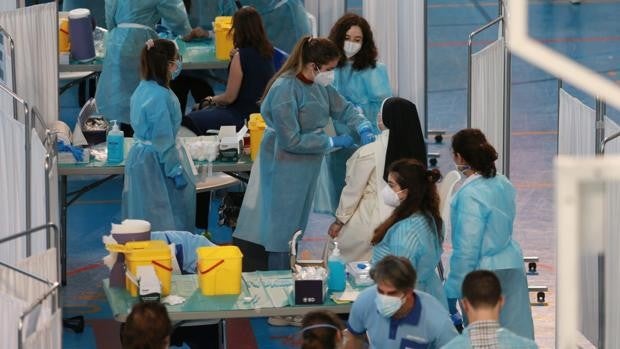 Unos 7.000 docentes reciben la primera dosis de la vacuna del coronavirus en Sevilla