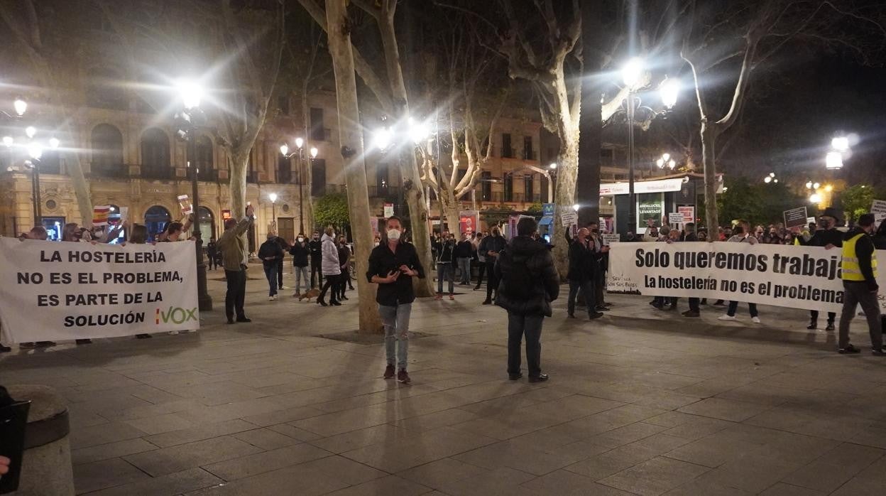 Manifestación de hosteleros en la Plaza Nueva