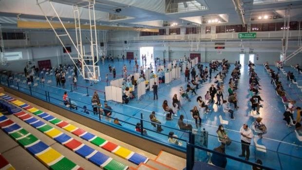 Sigue bajando la curva del coronavirus en Sevilla con menos hospitalizados y menos enfermos en UCI