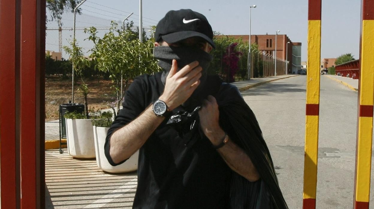 El hermano de Carcaño saliendo de la cárcel tras quedar en libertad