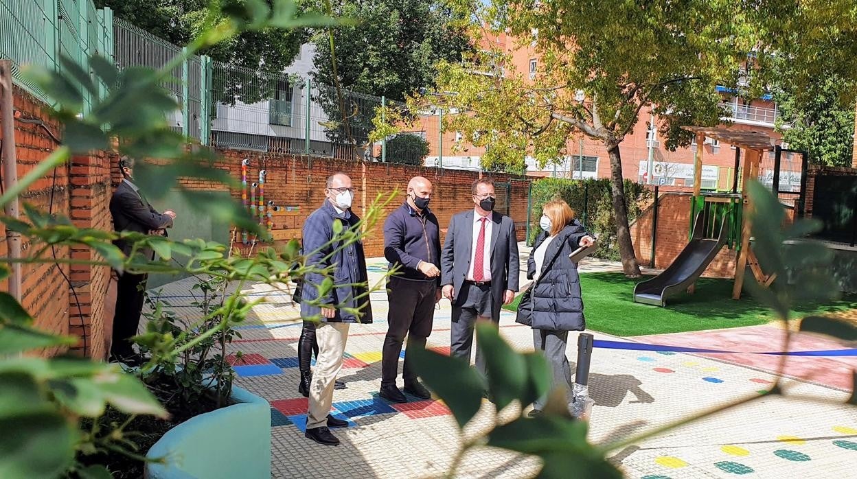 Cabrera, en el centro, junto a miembros del equipo directivo del CEIP Sor Ángela de la Cruz