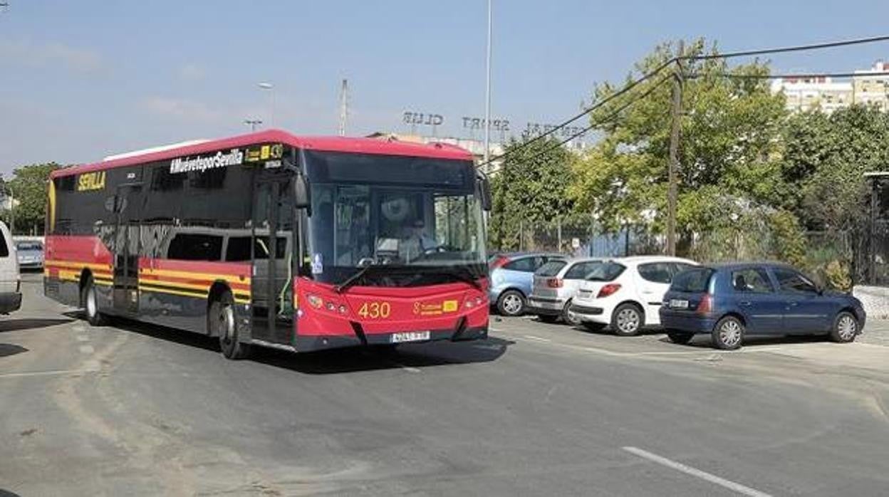 Un autobús urbano de Sevilla en una imagen de archivo