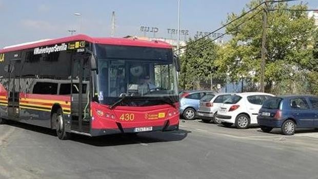 Roba y agrede en Sevilla a un conductor de Tussam que le recriminó que accediera al autobús sin mascarilla