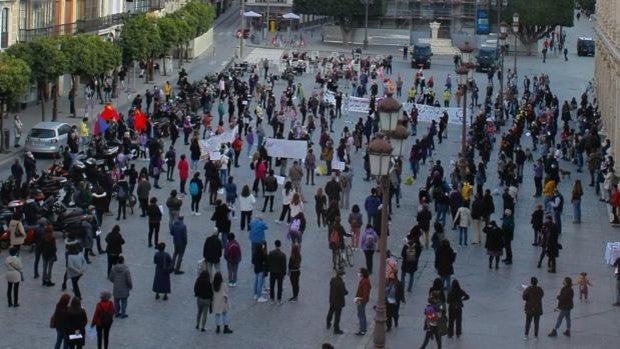 El Movimiento Feminista de Sevilla concentra a unas 300 personas en la plaza de San Francisco por el 8-M