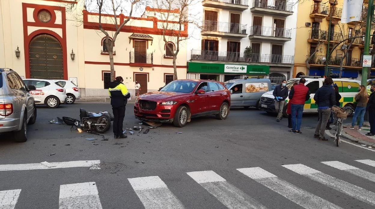 Un policía investigando la colisión entre la motorista y el turismo