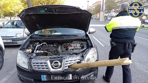 Una conductora choca contra unos árboles y una estaca se clava en un vehículo que iba en sentido contrario