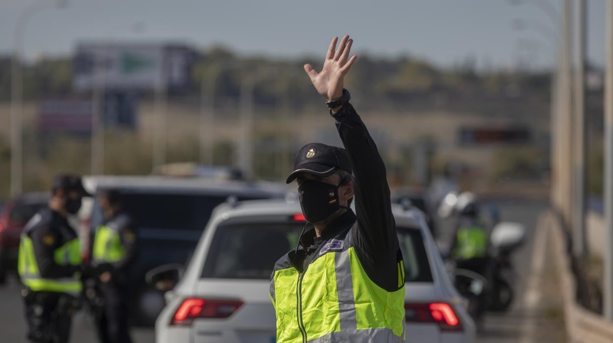 Un control de la Policía Nacional en las afueras de la ciudad de Sevilla