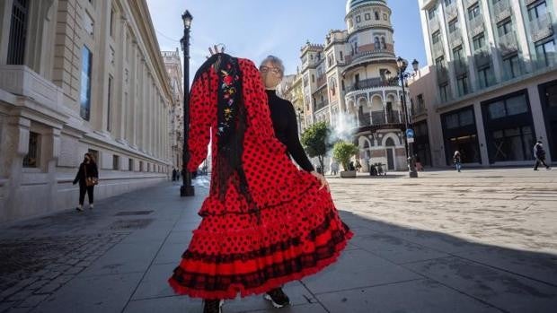 Pasarela de moda flamenca, paseo de enganches y farolillos en la 'Feria' del Centro de Sevilla