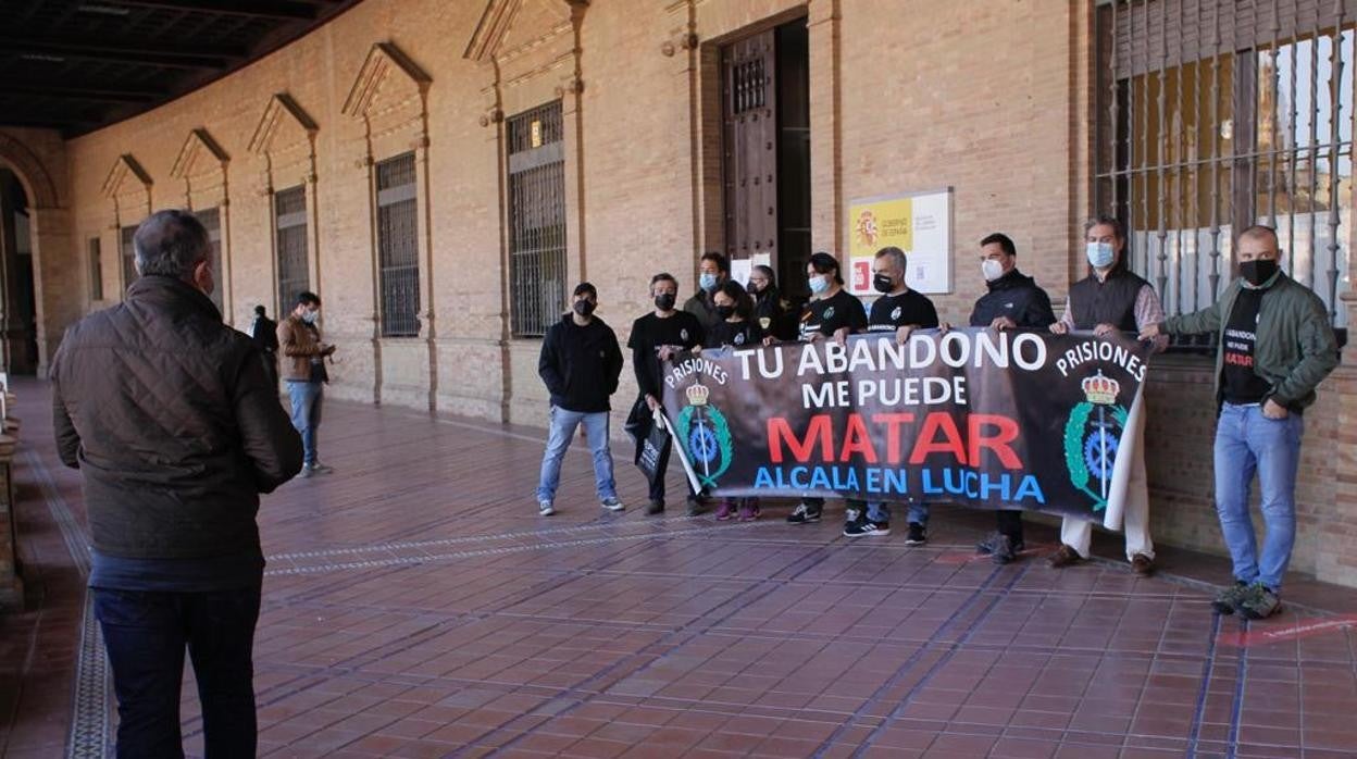 La concentración celebrada en la puerta de la Subdelegación del Gobierno en Sevilla