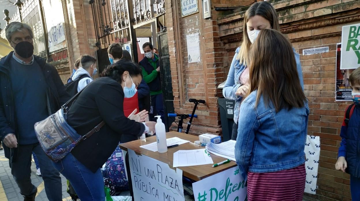 Recogida de firmas en el colegio Turina