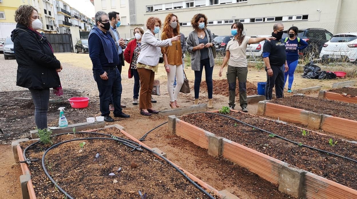 La delegada Adela Galdón visitando un huerto urbano