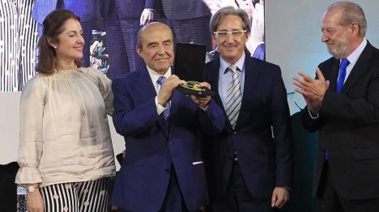 Juan Robles, en el centro de la imagen, al recibir la medalla de la provincia en 2017