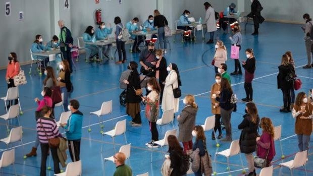 Salud comienza a localizar en Sevilla a los maestros mayores de 55 años para vacunarlos con AstraZeneca