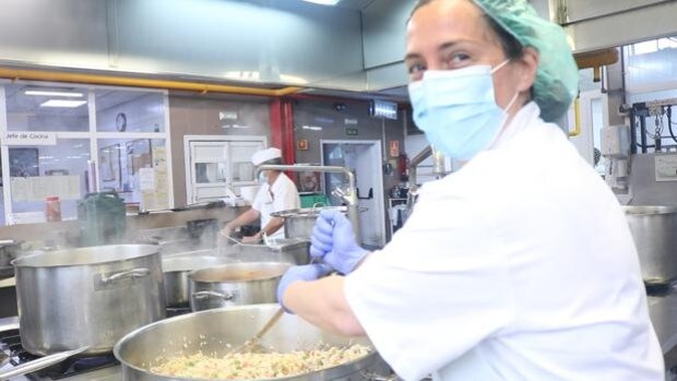 La cocina del Virgen del Rocío cumple 25 años sirviendo 1.200 comidas diarias con 175 menús diferentes