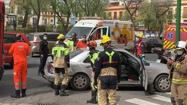 Dos hospitalizados tras la colisión de un autobús urbano y un turismo en Sevilla