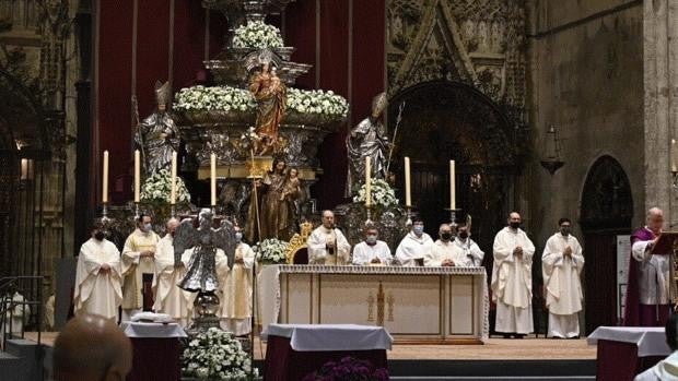 Asenjo se despide de sus sacerdotes en su última Misa Crismal en la Catedral y «probablemente en mi vida»