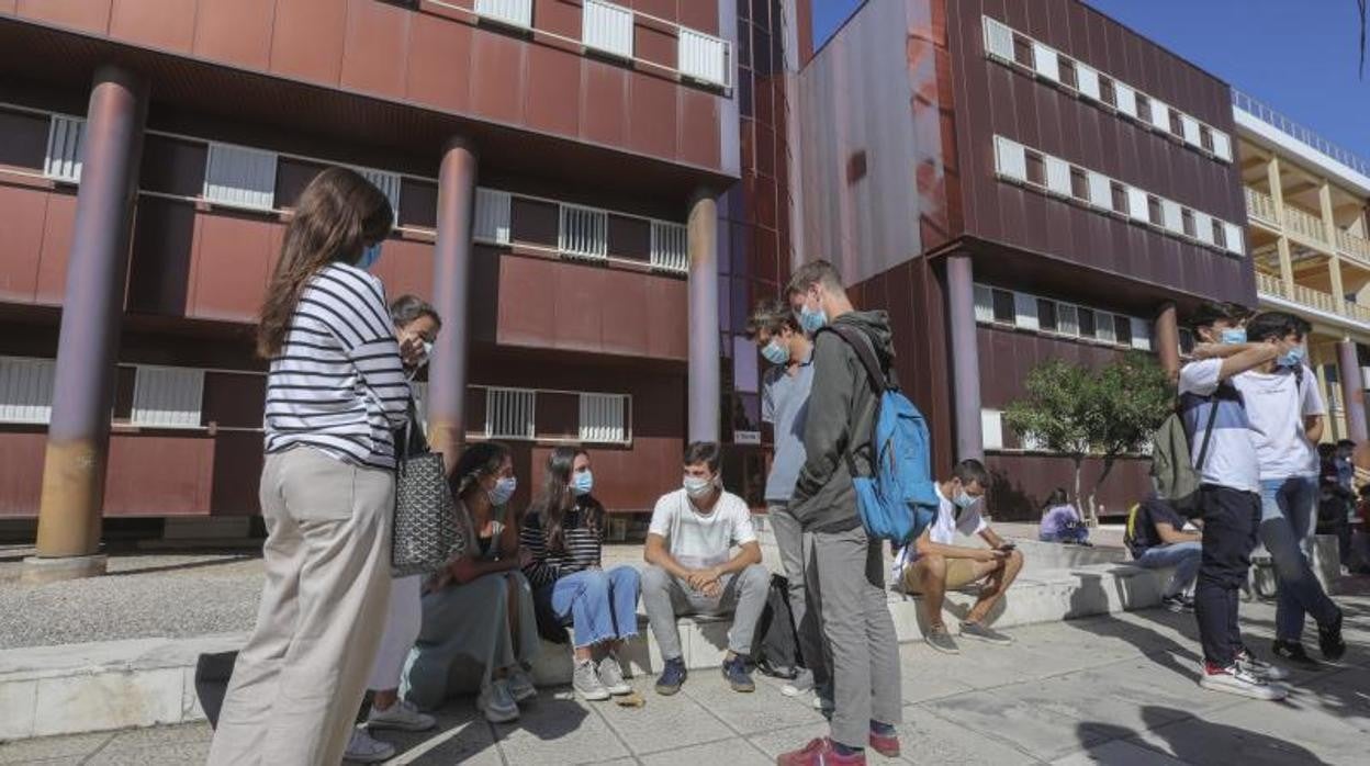 Estudiantes en las puertas de la ETSI