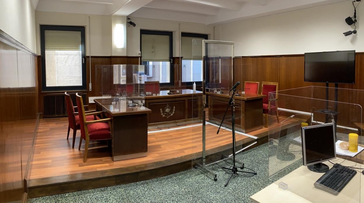 Sala de vistas de los juzgados de instrucción de Sevilla, donde se ha celebrado el juicio contra el dueño del taller