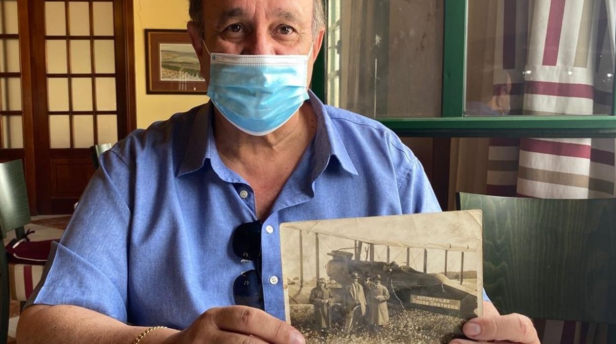 Rafael Rexach muestra la foto del primer vuelo Sevilla- Melilla de 1923