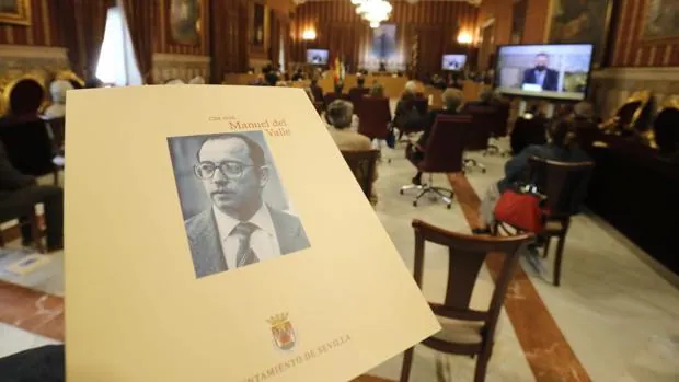El Ayuntamiento de Sevilla homenajea a Del Valle con un libro que perfila su figura política y personal