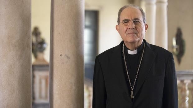 El arzobispo distingue a tres laicos sevillanos con la medalla Pro Ecclesia et Pontifice