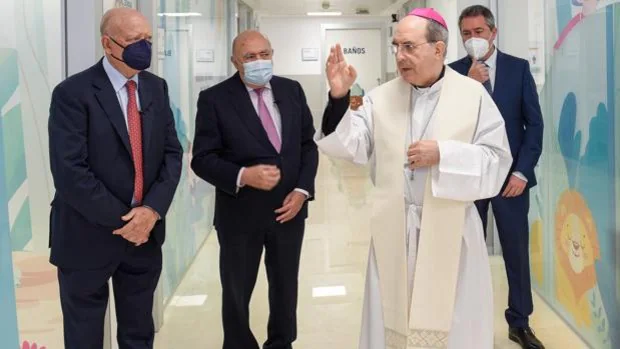 La clínica Santa Isabel de Sevilla inaugura un nuevo área de Pediatría que bendice el arzobispo Asenjo