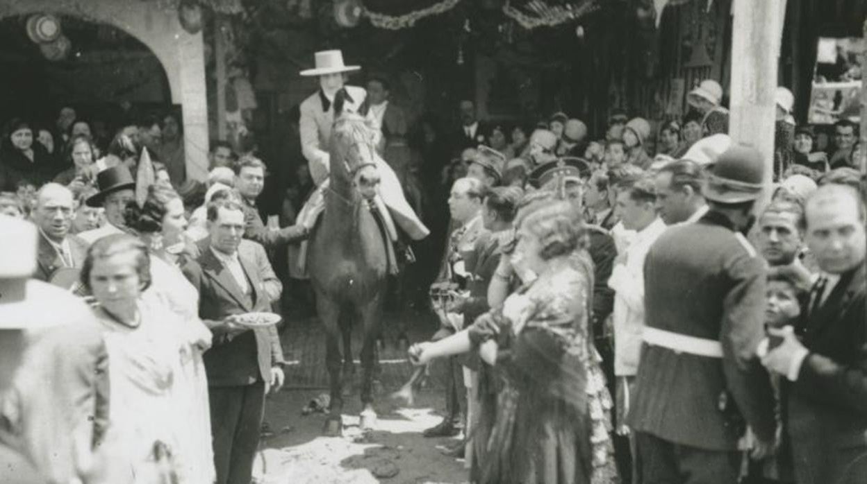 La Reina Victoria Eugenia es aclamada al salir de una caseta de la Feria de Sevilla de 1930