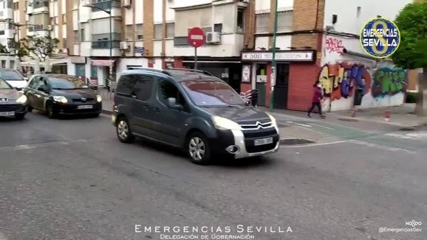 Atropellado por una motocicleta al bajarse de un autobús urbano en Sevilla