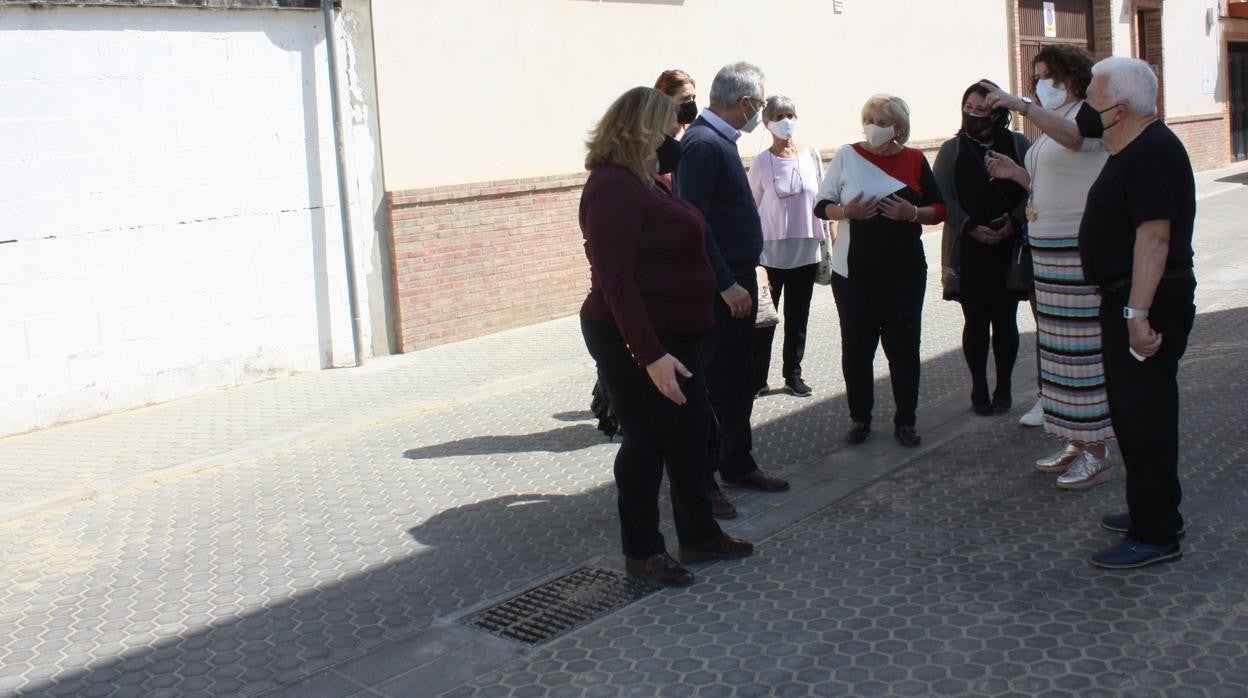 La delegada del Distrito Este-Alcosa-Torreblanca, Adela Castaño, ha visitado las obras de la barriada de Las Torres junto a vecinos